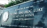 Đại học Luật 'giảm án' cho nữ sinh mang sách photo vào trường