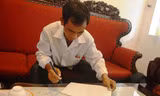 Ông Huỳnh Văn Nén kí tên vào đơn tố cáo bổ sung vào chiều 3/3. Ảnh: Ngô Bình