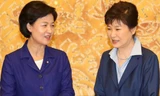 Chủ tịch đảng Dân chủ đối lập Choo Mi Ae (trái) và Tổng thống Park Geun Hye. Ảnh: Korea Herald.