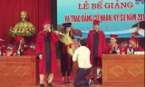 Nữ sinh ĐH Vinh được cầu hôn trong lễ nhận bằng tốt nghiệp 'gây sốt'