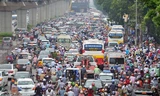 Lượng phương tiện giao thông cá nhân tăng mạnh gây nguy cơ ùn tắc giao thông lớn trên địa bàn thủ đô. 