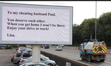 Tấm biển quảng cáo đặc biệt được người vợ Lisa gửi đến người chồng Paul phụ bạc của mình