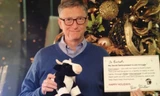 Bill Gates chụp ảnh cùng quà tặng cho một người dùng Reddit năm ngoái. Ảnh: Reddit