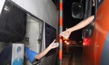 Tài xế lại dùng tiền lẻ qua trạm thu phí BOT tuyến tránh Biên Hòa