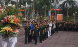 Các đại biểu về dự đại hội dâng hương tại tượng đài Bác Hồ trong khuôn viên Bộ Tư lệnh Quân khu 3, sáng 14/6