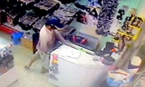 Tên trộm đã tranh thủ lúc không có người để trộm tiền.