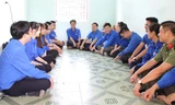 Bí thư Trung ương đoàn Nguyễn Anh Tuấn trò chuyện, gặp gỡ với các đoàn viên, thanh niên tình nguyện