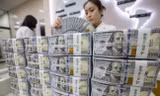 Tỷ giá trung tâm giảm, USD “chợ đen” lùi về 23.500 đồng