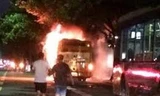 Chiếc xe buýt bốc cháy dữ dội sau vụ nổ tối hôm qua. Ảnh: SCMP 