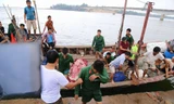Nạn nhân vụ chìm tàu được đưa về cảng Cửa Tùng