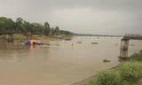 Cầu Sông Hoàng sập khoảng 2/3 chiều dài. Ảnh: Lam Sơn.