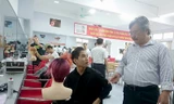 Tổng Cục trưởng Giáo dục nghề nghiệp Nguyễn Hồng Minh kiểm tra công tác huấn luyện thí sinh dự thi nghề tạo mẫu tóc tại CĐ Nghề Công nghệ cao Hà Nội.