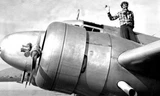 Nữ phi công Earhart bên chiếc máy bay của mình vào năm 1937. Ảnh: AP.
