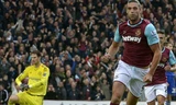 Carroll ghi bàn giúp West Ham đánh bại Chelsea hồi đầu mùa. 