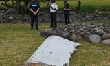Phần cánh máy bay MH370 được tìm thấy trên đảo Reunion của Pháp. Ảnh: Reuters