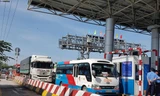 BOT Cai Lậy thu phí trở lại, tài xế hú còi inh ỏi khi qua trạm 