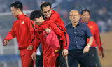Công Phượng cõng Văn Toàn rời sân sau khi Việt Nam đánh bại Campuchia 3-0 trên sân Hàng Đẫy tối 24/11. Ảnh: Đức Đồng