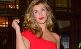 Hoa hậu Anh Amy Willerton đẹp rực rỡ với váy đỏ