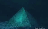 Sự mất tích bí ẩn của nhiều máy bay và tàu thuyền được quy cho kim tự tháp thủy tinh dưới Tam giác quỷ Bermuda. Ảnh minh họa: Weekly World News.
