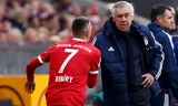Ancelotti bị một nhóm các cầu thủ Bayern lật ghế. Ảnh: Reuters.