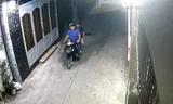 Camera ghi cảnh 2 thanh niên ném sơn, mắm tôm vào nhà dân