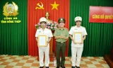 Thiếu tướng Nguyễn Minh Thuấn, Giám đốc Công an tỉnh Đồng Tháp trao quyết định cho Đại tá Trần Văn Đoàn và Thượng tá Nguyễn Thanh Hải
