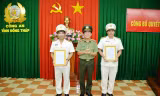 Thiếu tướng Nguyễn Minh Thuấn, Giám đốc Công an tỉnh Đồng Tháp trao quyết định cho Đại tá Trần Văn Đoàn và Thượng tá Nguyễn Thanh Hải