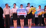Ban tổ chức trao giải nhất cho nhóm tác giả dự án “Giờ thực hành cho em” 
