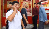 Pierre Francois Flores (áo đen) đến đình Nam Chơn đòi gặp chưởng môn Nam Huỳnh Đạo trưa 19/7. Ảnh: Kỳ Lân.