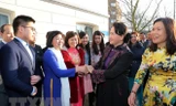 Cán bộ, nhân viên Đại sứ quán và bà con Việt kiều đón Chủ tịch Quốc hội Nguyễn Thị Kim Ngân. (Ảnh: Trọng Đức/TTXVN)