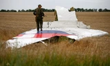 Một mảnh vỡ của phi cơ trong thảm họa MH17. Ảnh: Reuters.