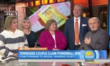 Gia đình John và Lisa Robinson ở bang Tennessee lên truyền hình xác nhận trúng số. Ảnh: CNN.