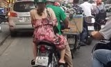Không ít những chiếc xe bị che biển số vẫn chở khách lưu hành trên phố. Ảnh: Vietnamnet