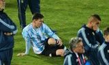 Messi ngồi buồn chứng kiến Chile nâng Cup vô địch hôm 5/7. Ảnh: Reuters