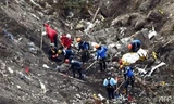 Tìm kiếm các mảnh vỡ của máy bay Germanwings - Ảnh: AFP