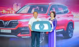 HLV Park Hang-seo nhận chìa khóa tượng trưng chiếc xe VinFast Lux SA2.0 từ bà Hoàng Bạch Dương – Giám đốc chi nhánh TP.HCM Tập đoàn Vingroup