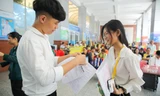 Thí sinh trúng tuyển NV nhận giấy báo nhập học tại HUTECH