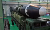 Lãnh đạo Triều Tiên Kim Jong Un đứng cạnh tên lửa Hwasong-15 trong bức ảnh do cơ quan thông tấn nhà nước phát hành tháng 10/2017. Ảnh: KCNA.
