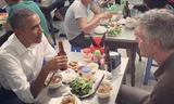 Tổng thống Obama ăn bún chả tại Hà Nội cùng đầu bếp Anthony Bourdain. Ảnh: Nhà Trắng.