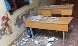 Cả mảng vữa trần sập xuống khiến 3 học sinh lớp 1 phải nhập viện điều trị. Ảnh. Đ.HOÀNG 