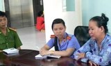 Công an và đại diện VKSND làm việc với người thân chị Hoa. Ảnh: Nhật Tân.