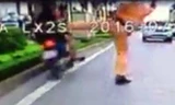 Công an Hà Nội đang xác minh thông tin cho rằng CSGT đạp ngã người vi phạm