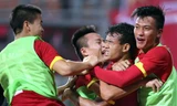 Người hùng Thanh Hiền (thứ hai bên phải) mừng bàn thắng cùng đồng đội. Ảnh: Dũng Phương