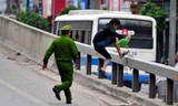 Cảnh sát đuổi bắt người đi bộ ở đường trên cao