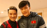 Đàm Vĩnh Hưng đã đến gặp gỡ đội U23 ngay khi đội mới về nước, rất vui khi được TM Bùi Tiến Dũng gọi là "soái ca"