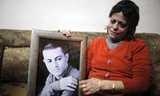 Mẹ của Muhammad Musallam, người Israel Arab bị Nhà nước Hồi giáo ở Syria bắt với cáo buộc là gián điệp, khóc khi ôm ảnh con trai. Ảnh: Reuters.