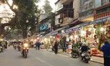 Phố Hàng Mã nhộn nhịp, ngập tràn đồ trang trí Noel