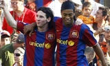Ronaldinho từng là người dìu dắt khi Messi còn trẻ. Ảnh: Reuters