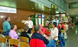 Sân bay Tân Sơn Nhất đã triển khai bán mì gói, trà đá. Ảnh minh họa