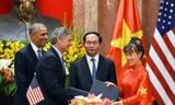Chủ tịch nước Trần Đại Quang và Tổng thống Mỹ Barack Obama chứng kiến lễ ký kết giữa Tổng giám đốc điều hành của Vietjet Air Nguyễn Thị Phương Thảo và đại diện Tập đoàn Boeing.